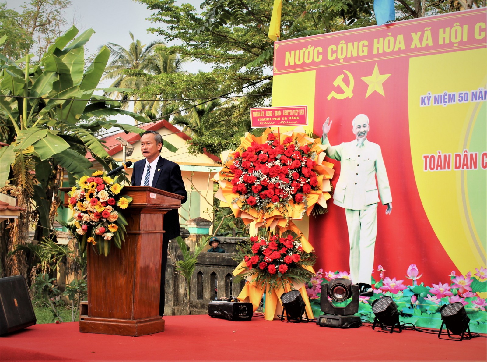 VỀ THÔN BỒ BẢN  XEM “NGÀY HỘI  TOÀN DÂN CHÀO MỪNG   50 NĂM  NGÀY QUÊ HƯƠNG GIẢI PHÓNG”